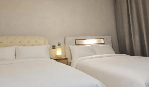 Quiet 2 BedRoom Stay 3 Queen Beds Washer and Dryer