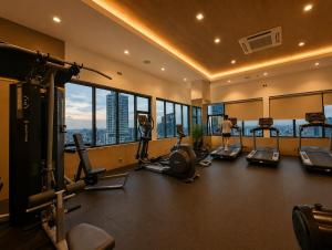 30th Floor Studio with Stunning Sunset Skyline