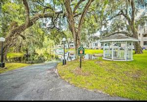 Lakeside Serenity Retreat