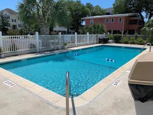 2BR condo, pool, balcony, walk to Surfside Beach