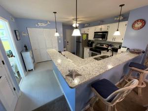 2BR condo, pool, balcony, walk to Surfside Beach