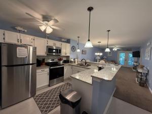 2BR condo, pool, balcony, walk to Surfside Beach