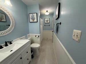 2BR condo, pool, balcony, walk to Surfside Beach