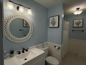 2BR condo, pool, balcony, walk to Surfside Beach