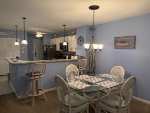 2BR condo, pool, balcony, walk to Surfside Beach