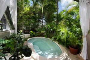 Elegant 2 bedroom apt private pool beach access - Moonshadow