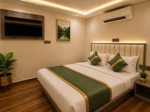 Glitz Royce -Nr Jio Centre & Kurla Station