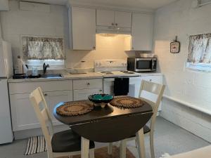 Charming 1 bedroom apt 1 block to beach & town