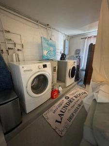 Charming 1 bedroom apt 1 block to beach & town