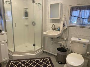 Charming 1 bedroom apt 1 block to beach & town