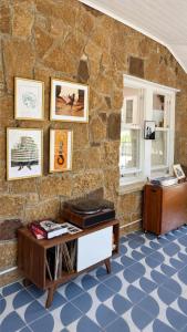 Blue Haus with Hot Tub, Shuffleboard, EV Charger - Walk to Town & Wineries
