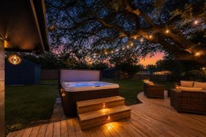 Blue Haus with Hot Tub, Shuffleboard, EV Charger - Walk to Town & Wineries