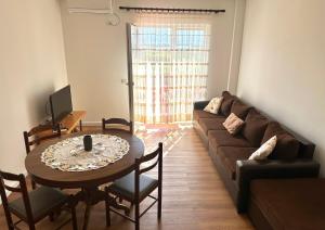 Beachside Apartment, 100m away