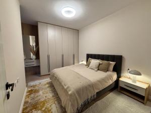 Stylish Minimal Apartment with Views-Central