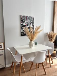 Stylish Minimal Apartment with Views-Central