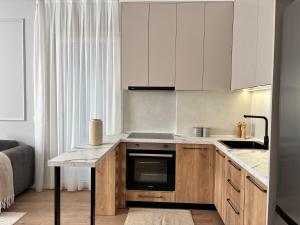 Stylish Minimal Apartment with Views-Central