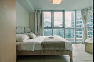 Golden Japandi 2BR Uptown Parksuits BGC with Dryer