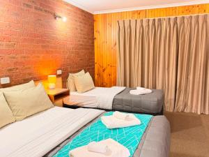 Country Roads Motor Inn