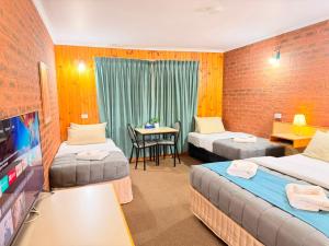 Country Roads Motor Inn