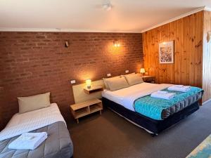 Country Roads Motor Inn