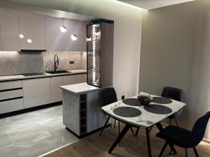 Central & Sunny Cherry Apartment