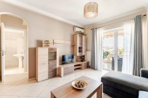 Charming Apartment near Athens Center and the Sea