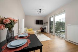 Cozy Studio with Garden and Place to Work by Noclegi Renters
