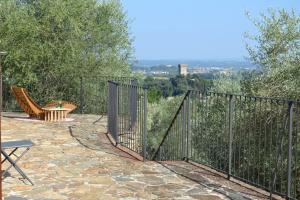 Private Casale with infinity pool in olive grove