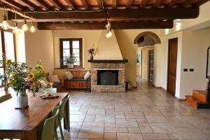Private Casale with infinity pool in olive grove