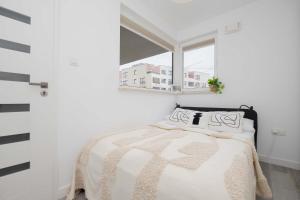 Warsaw Cozy Apartment with Parking and Garden by Noclegi Renters