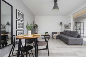 Warsaw Cozy Apartment with Parking and Garden by Noclegi Renters