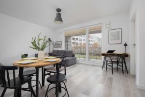 Warsaw Cozy Apartment with Parking and Garden by Noclegi Renters
