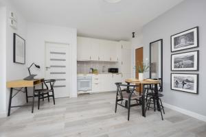 Warsaw Cozy Apartment with Parking and Garden by Noclegi Renters