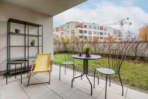 Warsaw Cozy Apartment with Parking and Garden by Noclegi Renters