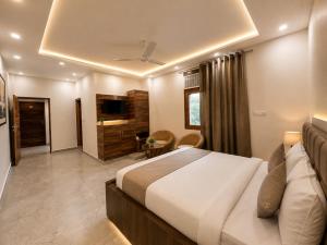 Hotel JS Grnad - Noida Sector 132