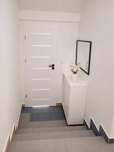 Brick House, Apartment 3F