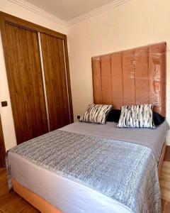Great apartment with pool Train station 1 min away