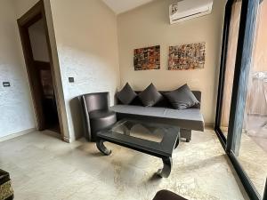 Great apartment with pool Train station 1 min away