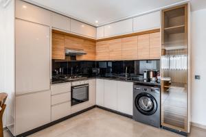 Modern Central Apartment, Private Balcony & Secure Garage