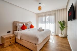 Modern Central Apartment, Private Balcony & Secure Garage