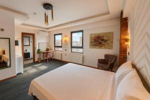 GuestPort No 2, Luxury 70 m2 Suite with Balcony
