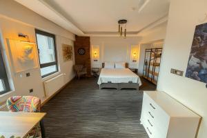 GuestPort No 2, Luxury 70 m2 Suite with Balcony