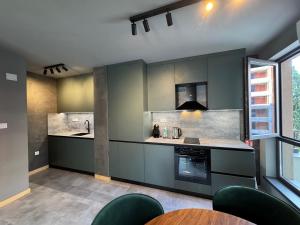 Modern 1BR Apartment, Spacious Balcony, Fast WiFi & Free Parking