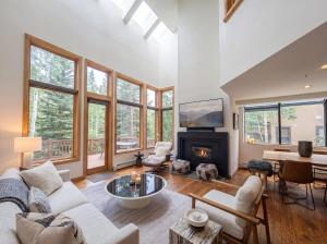 Stunning Views Private Hot Tub Walk-to-ski