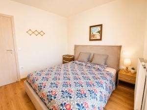 Wonderful Garden #2, 80 sqm with a large terrace, 3 bedrooms, comfortable, quiet, and upscale neighborhood, close to the subway, free parking, 15 minutes direct to Athens Airport