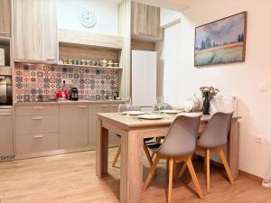 Wonderful Garden #2, 80 sqm with a large terrace, 3 bedrooms, comfortable, quiet, and upscale neighborhood, close to the subway, free parking, 15 minutes direct to Athens Airport