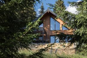 Nova Sky Lodge, Luxury Alpine Chalet with Jacuzzi and Fireplace, Baisoara