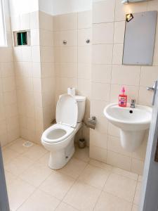 Modern Ngong Rd Studio With Pool, Parking & WiFi - Legatus Cozy Studios