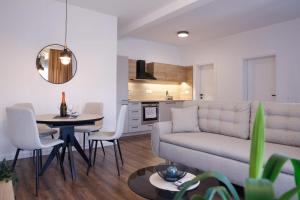 Old Town Gem, Modern stay with private yard