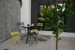 Old Town Gem, Modern stay with private yard